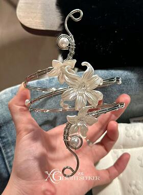 【温婉伴华】法式白色鸢尾花缠绕式臂环时尚精致小众优雅独特手饰