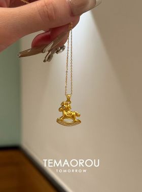 “马上有钱”可爱木马吊坠金色项链新中式复古毛衣链配饰2026新款