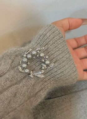 气质麻灰色仿珍珠铃兰花环胸针复古优雅高级感胸花精致百搭配饰女