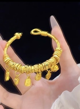 镀真金强保色錾刻吉言鎏金桶多宝盘缠手镯金坨坨福牌铃铛开口镯子