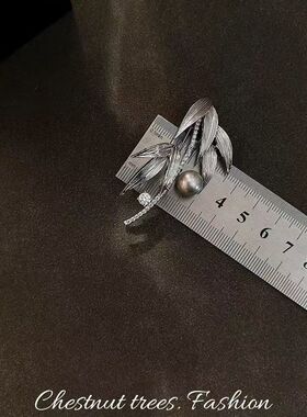 银丝缠月·东方侘寂新中式银色竹叶胸针女现代仕女风旗袍配饰金色