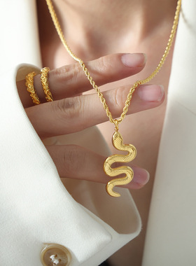 新中式灵蛇吊坠麻花链项链钛钢18k金西太后个性百搭蛇形嘻哈锁骨