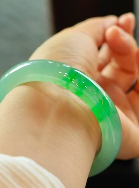 高冰水沫玉浅绿飘花玉手镯翡翠色