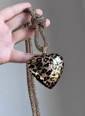 「琥珀流光」爱心豹纹流光小吊坠细闪编绳项链新款长款毛衣链配饰