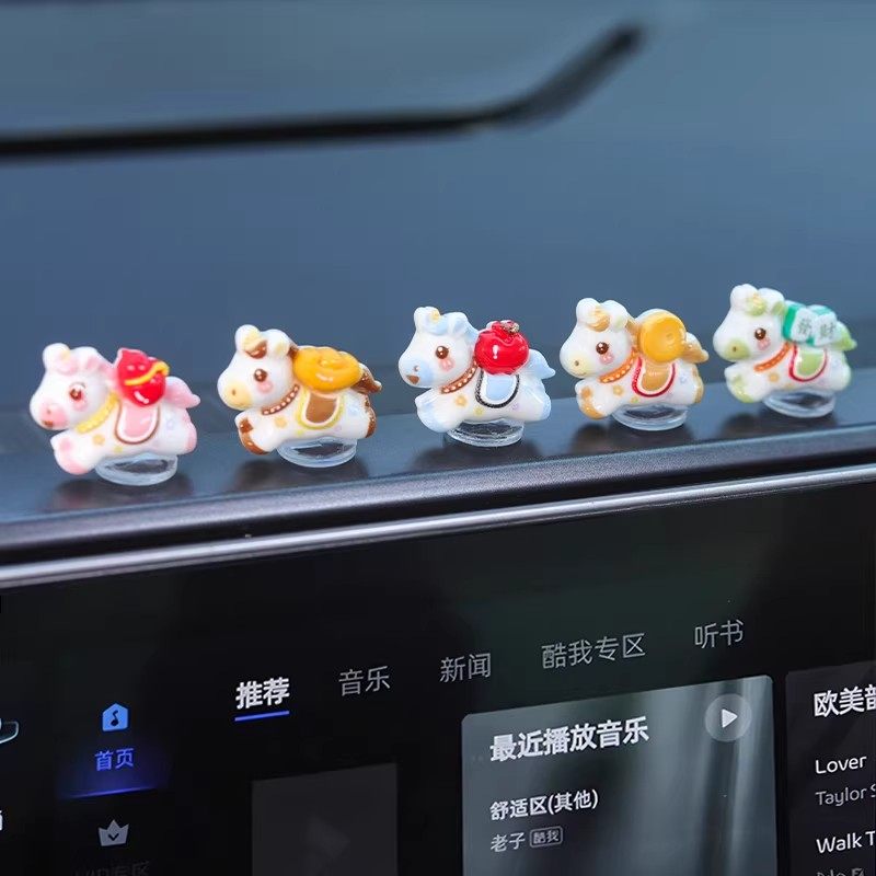 2026新款马年车载马上有钱小摆件发财暴富小马汽车内中控台装饰品,淘宝优惠券,粉丝福利购,淘宝优惠卷