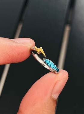简约闪电蓝色小鱼戒指新款轻奢小众设计感指环时尚百搭气质食指戒