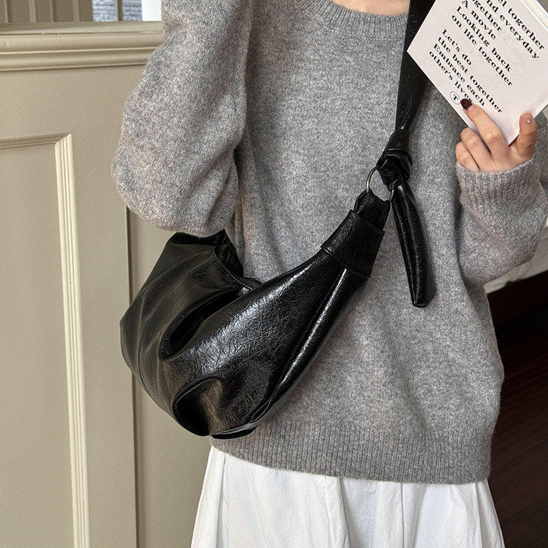 韩系ins大容量复古油蜡皮褶皱饺子包慵懒风休闲百搭牛角单肩挎包,淘宝优惠券,粉丝福利购,淘宝优惠卷