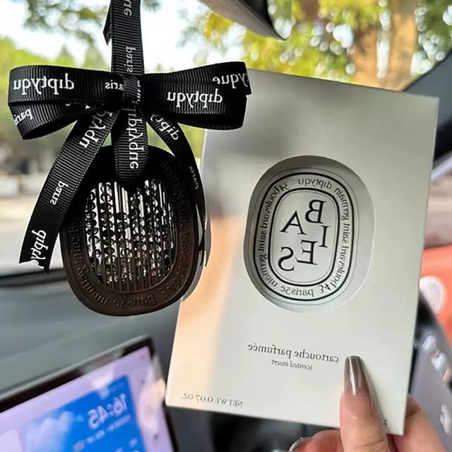 ປັບຕົວເຂົ້າກັບ Diptyque Diptyque car aromatherapy pendant, high-end women fragrance air outlet diffuser