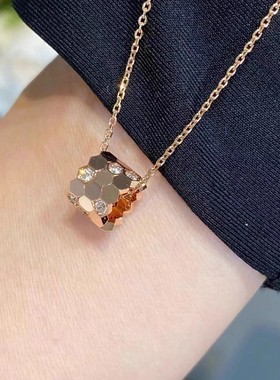 轻奢蜂巢项链圆形微笑女小众设计小蛮腰锁骨链玫瑰金时来运转吊坠