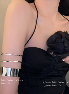 设计感多层叠戴镂空线条光面臂环