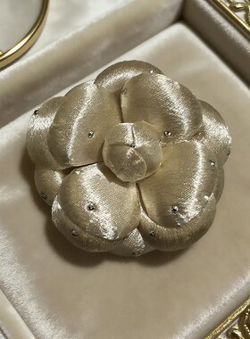 轻奢点钻山茶花胸针~法式小香风高级感大衣外套别针胸花包包配饰