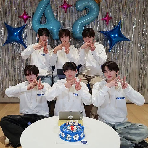 TWS2024出道纪念周边同款卫衣服宽松印花加绒薄款秋冬套头连帽衫 - 图0