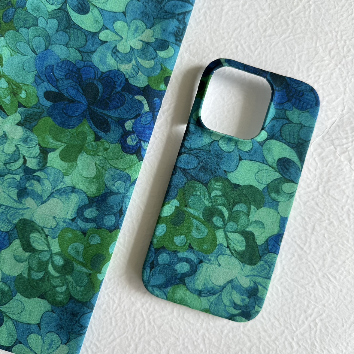 波光粼粼夏天的蓝绿色布艺手机壳iPhone121314Promax安卓手工制作