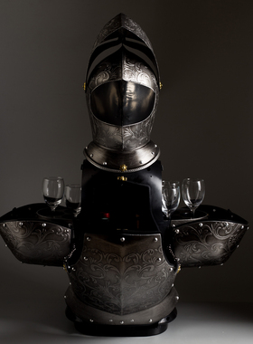 盔甲酒柜，56长33宽86高，材质铁塑料结合，可放4瓶红酒6个酒杯。