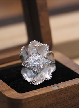 意大利拉丝工艺绸缎裙边设计碎钻戒指女重工新款高级感时尚百搭