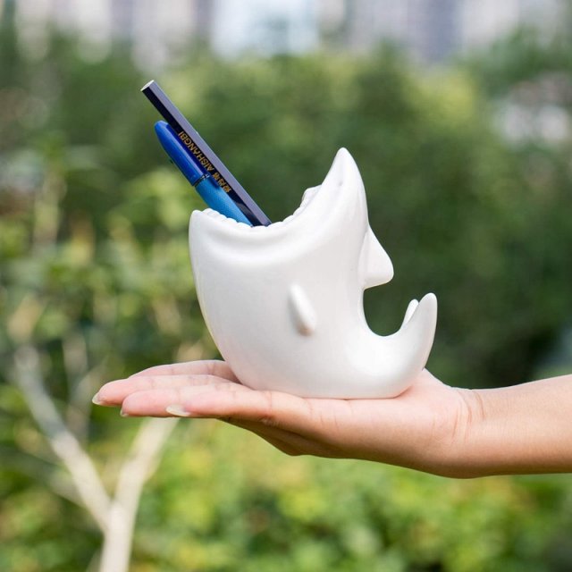 Cute Pen Pencil Holder for Desk Organizer Shark Shaped Ceram - 图1