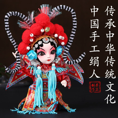 程老师 Оперная оперная оперство сталкивается с старыми пекинскими сувенирами шелковыми украшениями.