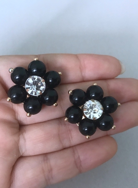 35黑色梅花耳钉
