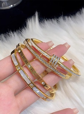 金色钛钢手镯女款高级感锆石情侣手镯子轻奢素圈手链环手饰品新款