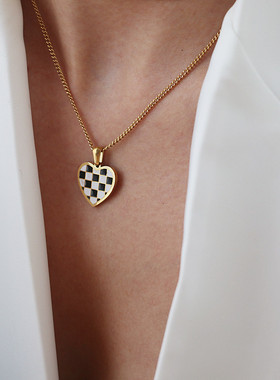 黑白棋盘格爱心项链女轻奢小众气质吊坠锁骨链配饰品2023年新款潮