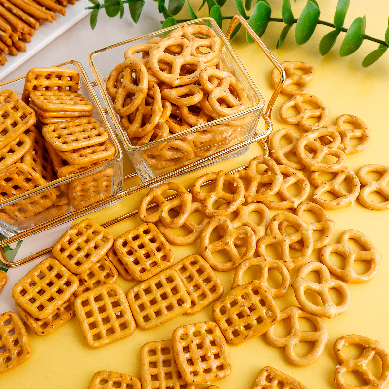 伯力爵碱水饼干圈蝴蝶结网格结烘焙蛋糕装饰海盐味可食用生日摆件 - 图0