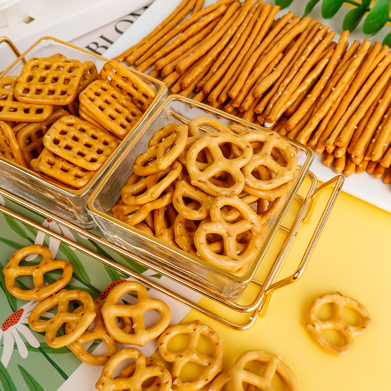 伯力爵碱水饼干圈蝴蝶结网格结烘焙蛋糕装饰海盐味可食用生日摆件 - 图1