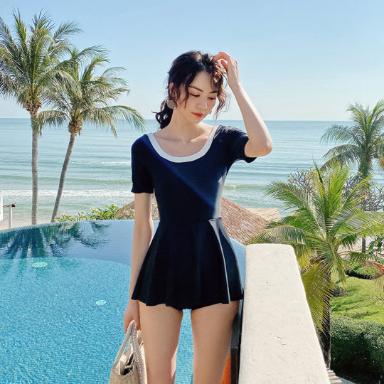 2025年新款泳衣女泡温泉保守显瘦遮肚裙式黑色连体时尚海边游泳装