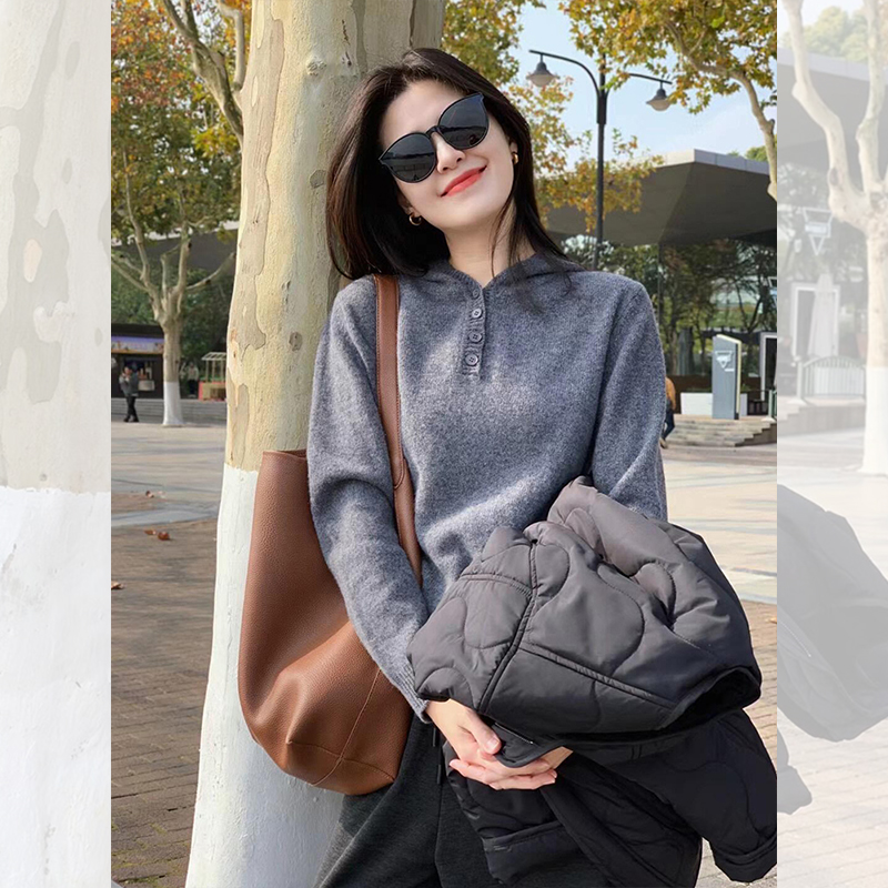 大衣内搭灰色连帽羊绒针织衫女秋冬季叠穿毛衣打底衫加厚帽衫上衣 - 图1