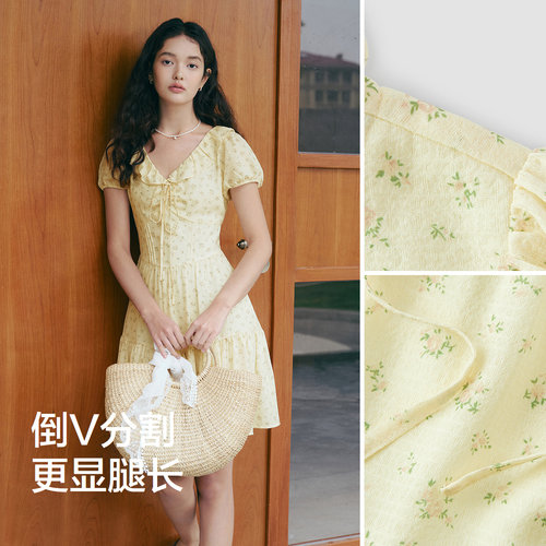 森马连衣裙女荷叶边V领2025新款肌理碎花裙浅春系Dress in light - 图1