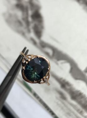 玫瑰金蓝宝石戒指