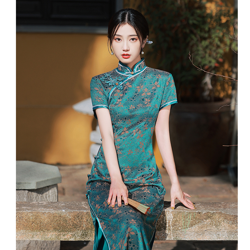 秋冬旗袍高端走秀晚礼服演出复古民国改良2024新款冬季绿色长款