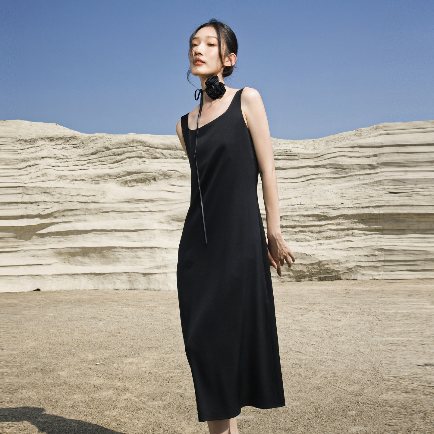 婉甸2026夏新品黑色简约风醋酸A字裙吊带无袖连衣裙1252N02RS1YX