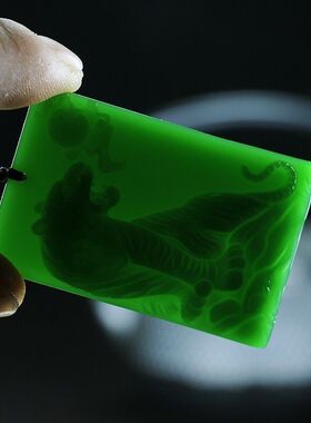 和田色菠菜绿上山虎虎虎生威生肖玉石吊坠项链玉挂件简约款项链