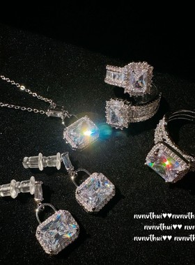 波光粼粼轻奢超闪方糖璀璨宝石戒指 气质镀金大克拉名媛锆石女戒