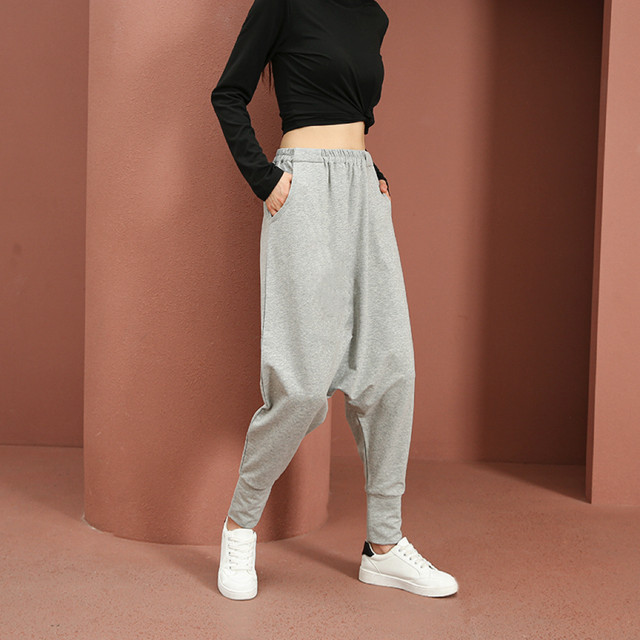 Loose casual trousers in the middle waist