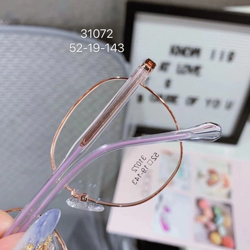 Новая маленькая красная книга из той же модельные очки рамки женская ретро -ретро -рама сетевая сеть красного стиля может быть оснащена с помощью анти -блюдного света.