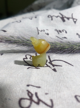 新岫玉小鹿吊坠一路有你吊坠花玉原色无染色小鹿挂件做包挂钥匙链