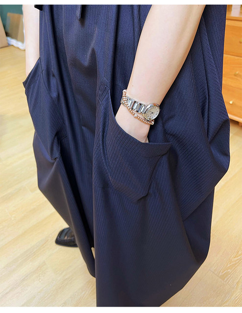 Niche design black suspender skirt showing height long skirt