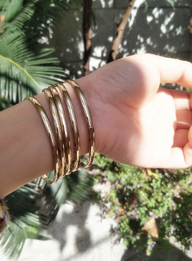 金色多圈叠戴女金属手镯
