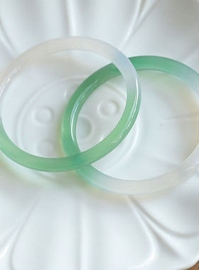 民族风女款玛瑙玉髓圆条手镯