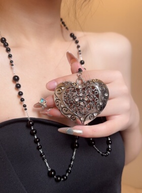夸张镂空爱心黑水晶串珠吊坠项链