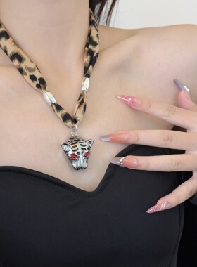 合金豹子头吊坠项链豹纹丝巾短款