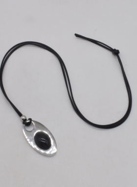 钛钢皮绳女式马眼吊坠项链