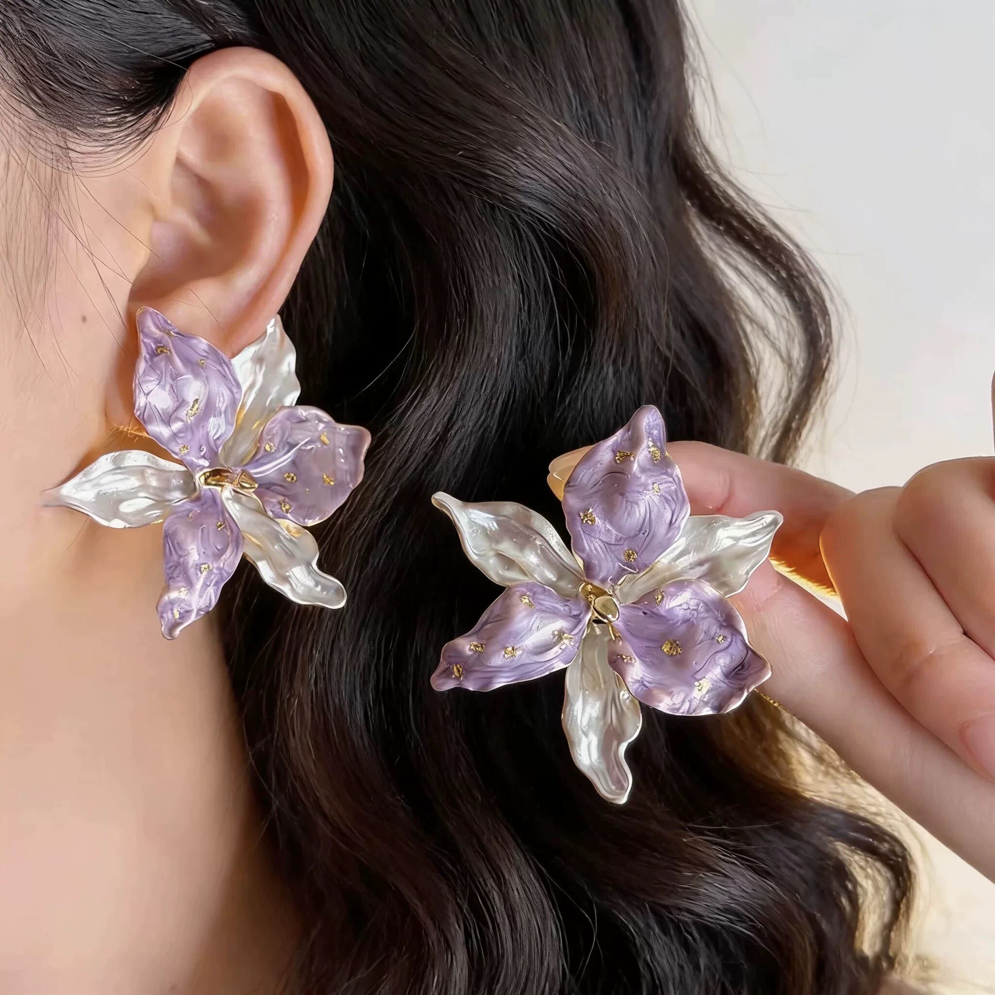 Light luxury retro purple and white contrasting iris ring for women