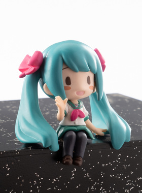 动漫周边二次元Q版坐姿皇冠蝴蝶结校服初音车载机箱手办模型