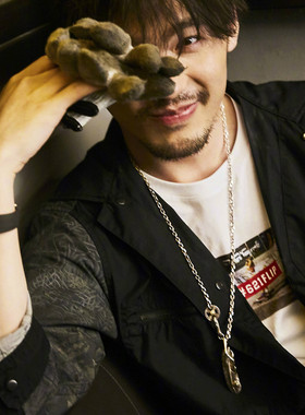 沈巍羽毛龙爪枫叶项链白宇同款