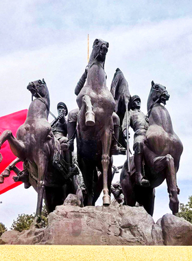 玻璃钢铸铜红军骑马战士雕塑定制