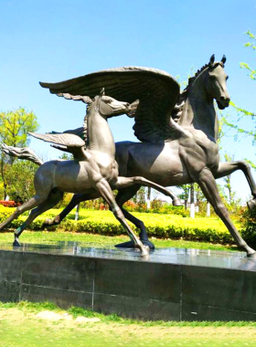 铸铜玻璃钢大型飞马奔马雕塑