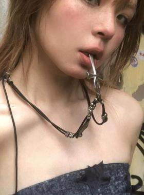 串珠小众设计感十字架皮质项圈