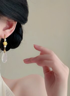 新中式仿珍珠莲花玉髓耳环2026新款爆款感古风耳坠女小众独特